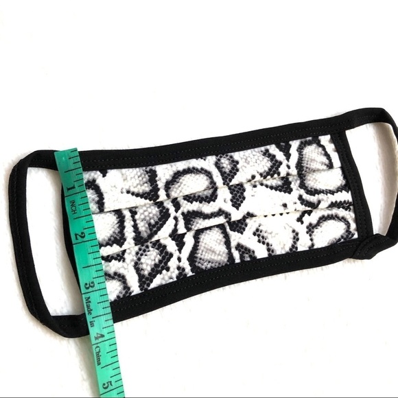 🔴 5 for $10 ONE Zenana Snakeskin Print Cotton Face Mask - Picture 7 of 8